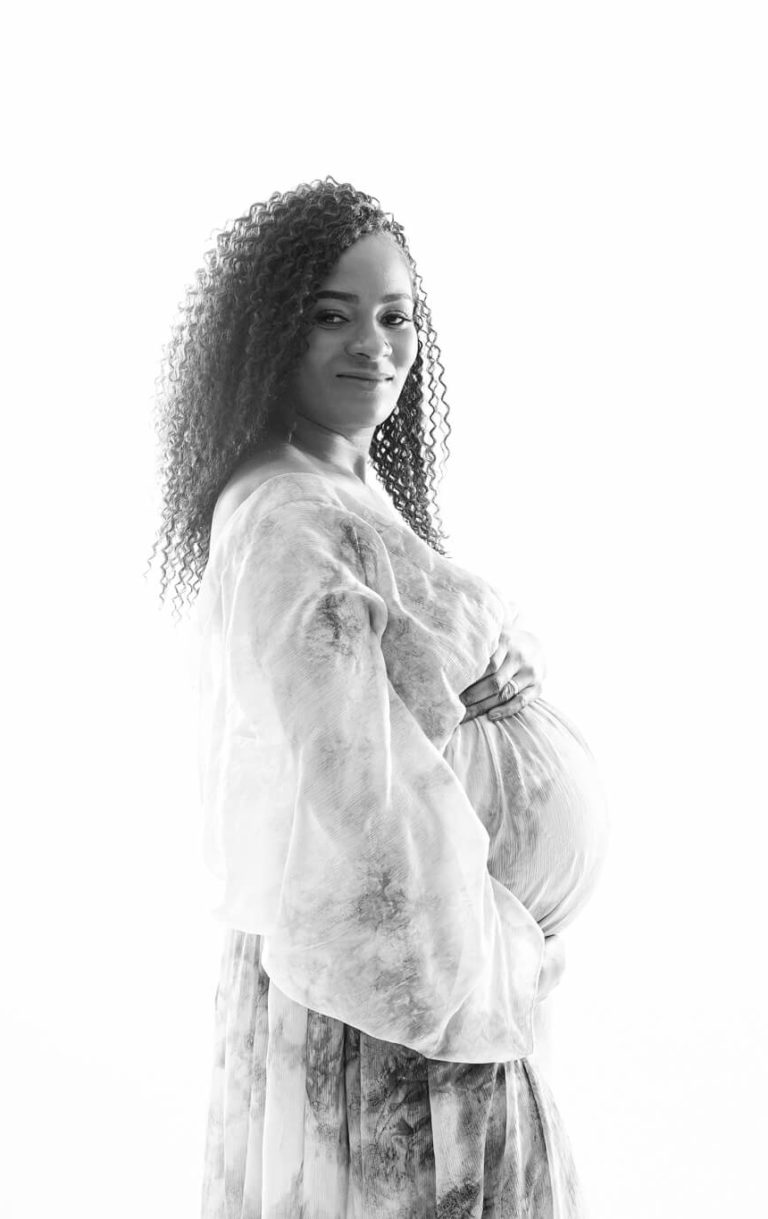 photo d'une femme enceinte en noir et blanc
