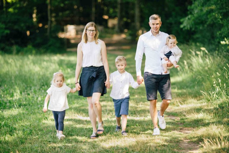 parents qui marchent avec leurs 3 enfants