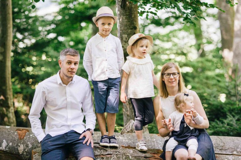 photographe famille seance photo en foret
