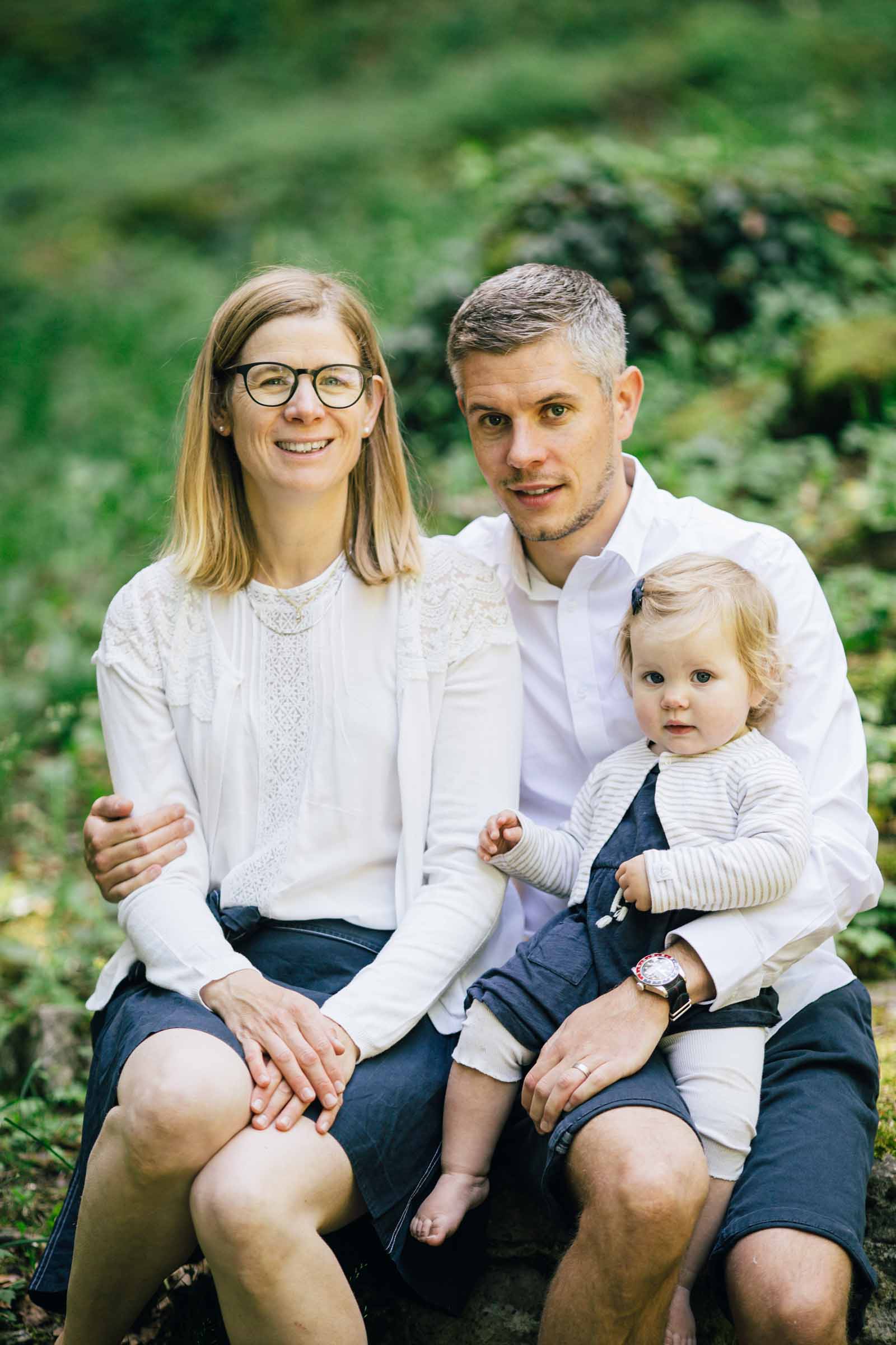 Portraits de famille dans la nature photographe famille seance photo en foret 1500px 013