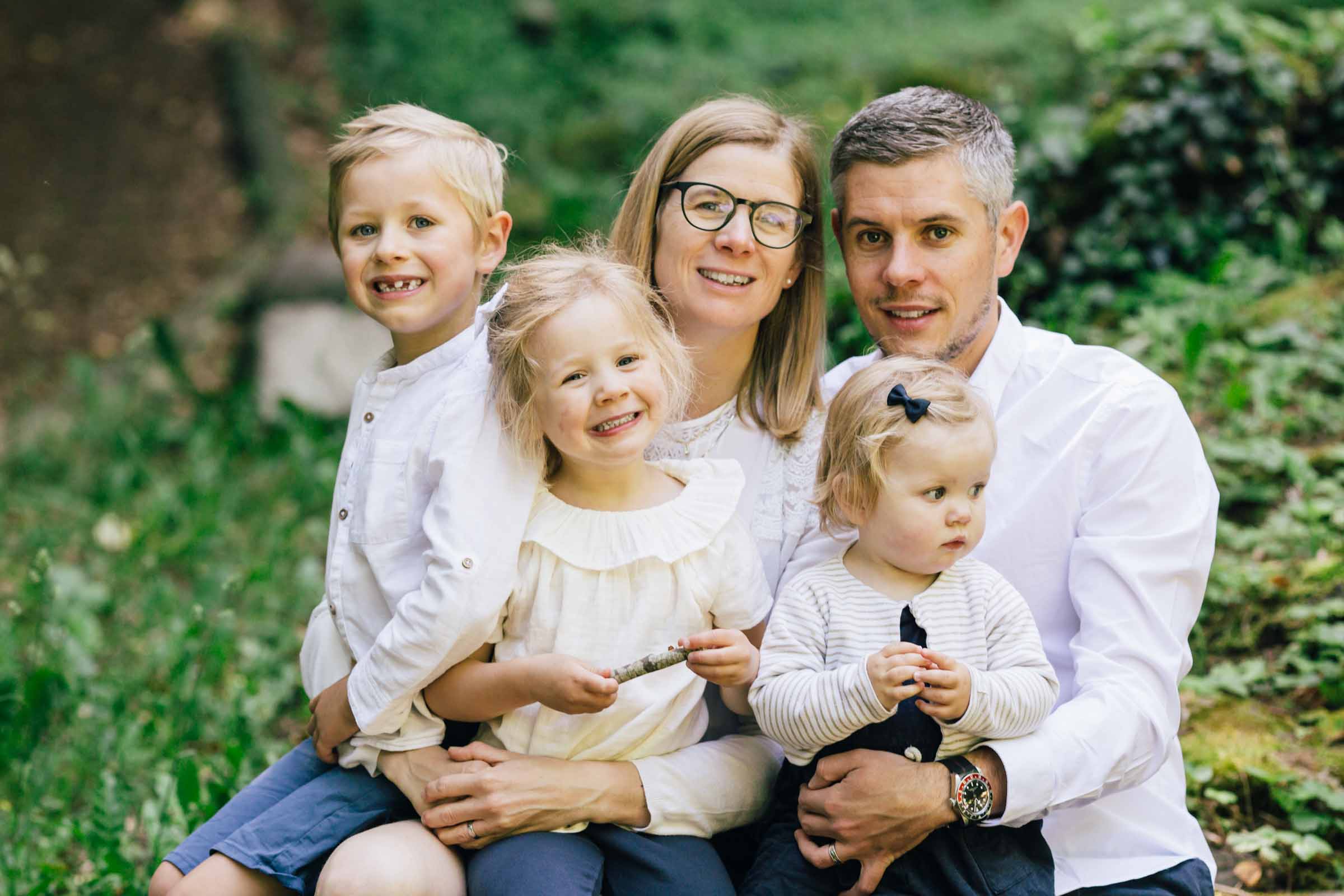 Portraits de famille dans la nature photographe famille seance photo en foret 1500px 014