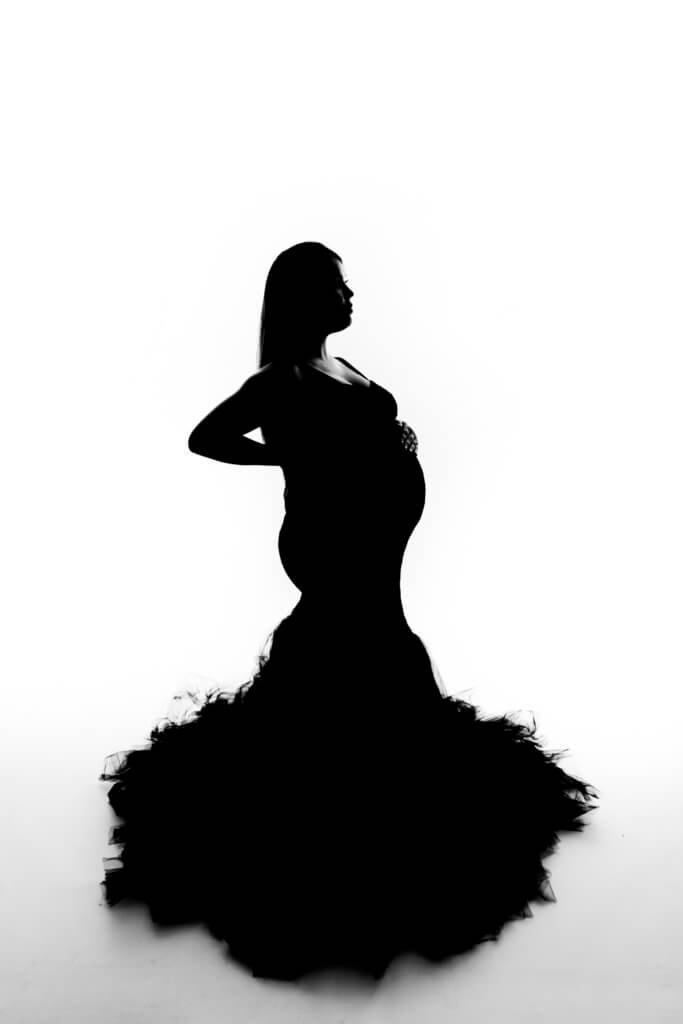 photos d une femme enceinte avec une robe de grossesse au studio 013