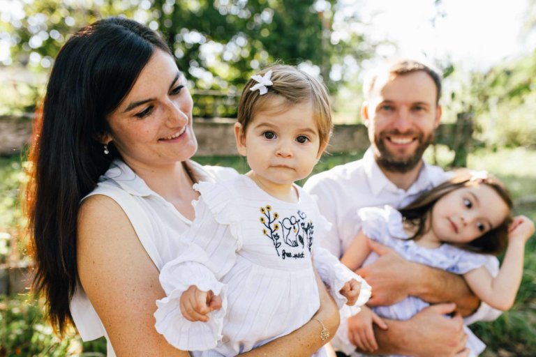 photos de famille avec deux filles a la campagne en suisse