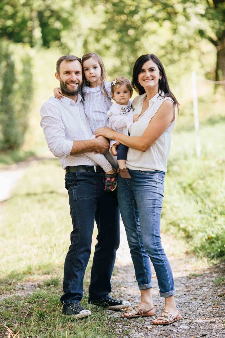 Photographe famille et bébé. Passez un moment sympa avec vos proches en vous offrant une séance photo! A l'extérieur ou au studio.