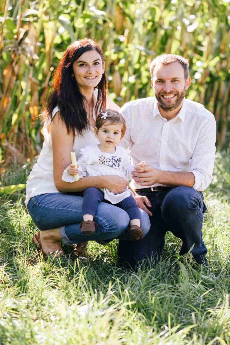 photos de famille avec une petite fille a la campagne en suisse