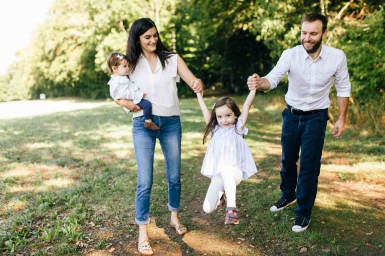 parents qui jouent avec leur petite fille
