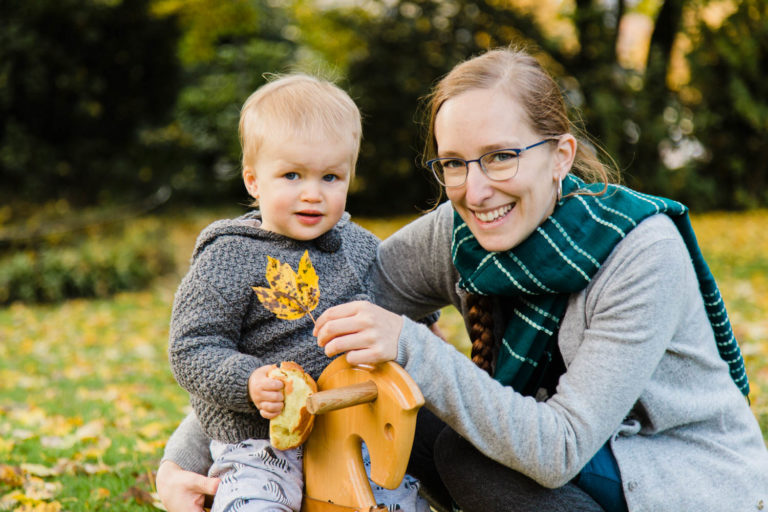 photo d'une maman avec son petit garcon au parc a Lausanne