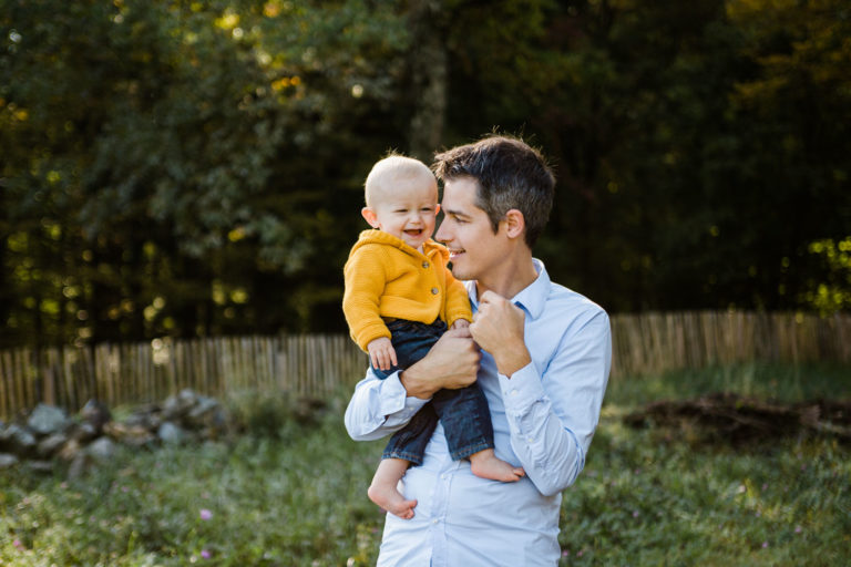 bébé avec son papa au Parc de Sauvabelin