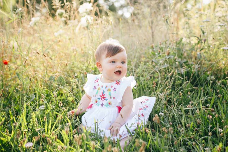 petite fille au milieu des herbes hautes