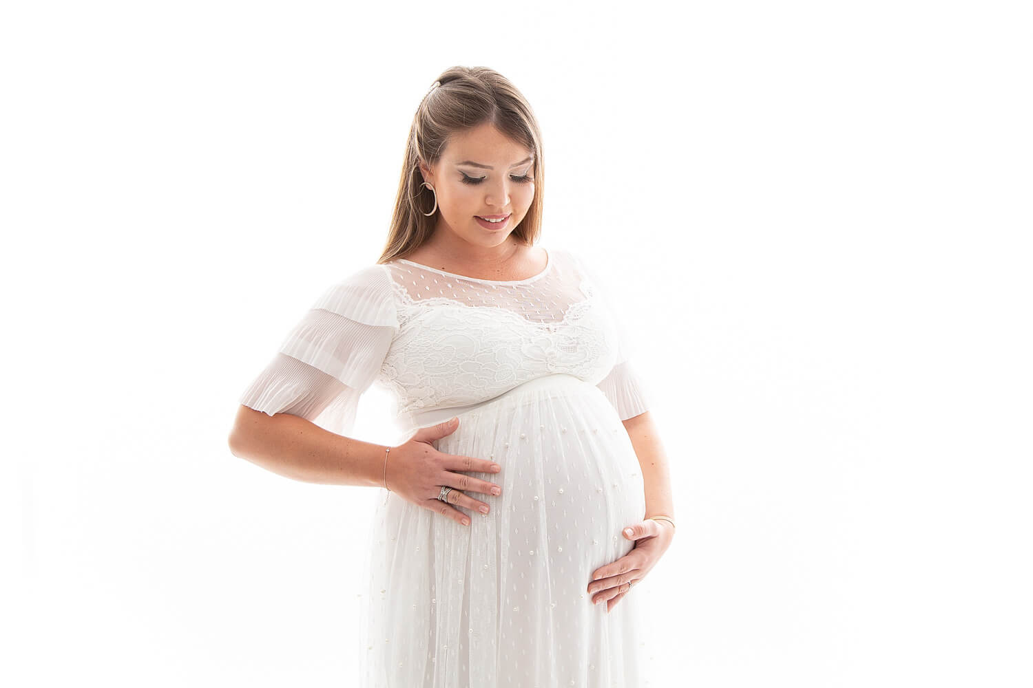 photos d une femme enceinte avec une robe de grossesse au studio 005