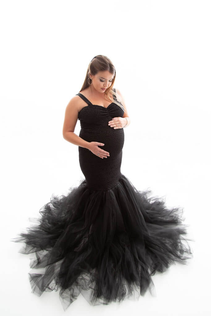 photos d une femme enceinte avec une robe de grossesse au studio 011