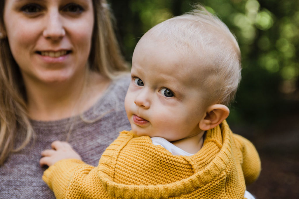 petit bébé qui tire la langue