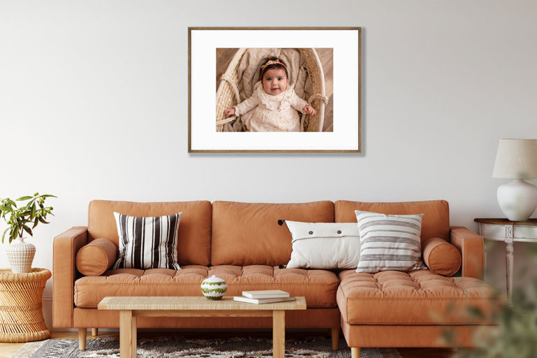 Newborn photographer Switzerland image cadre salon canape ocre 1000px