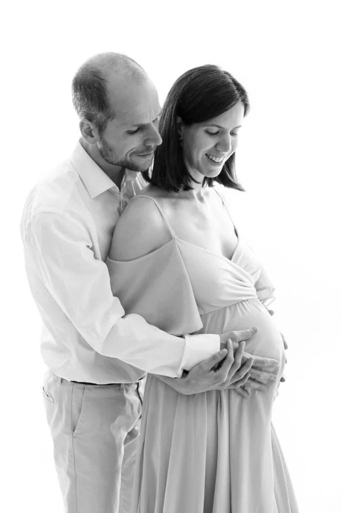 photos femme enceinte lausanne noir et blanc